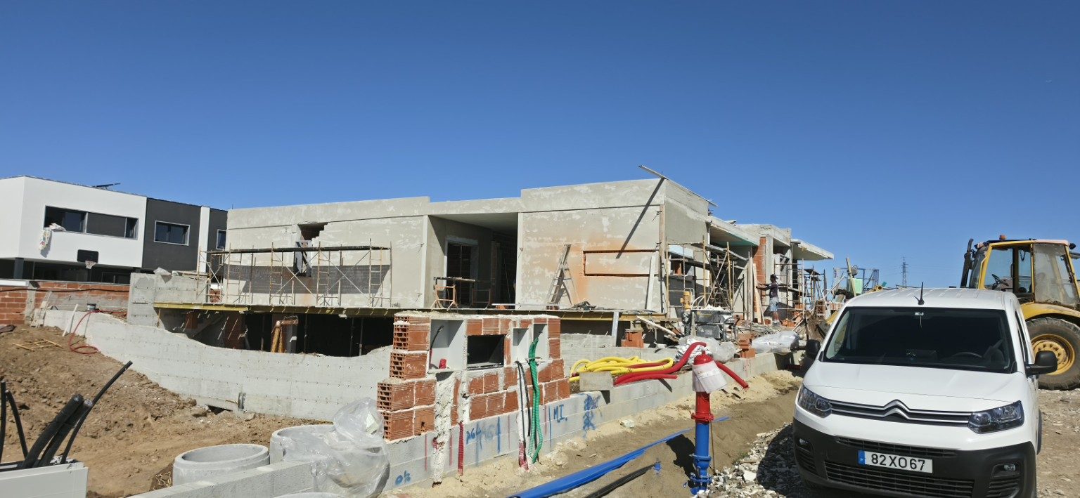 Fachada e trabalhos de construção no exterior
