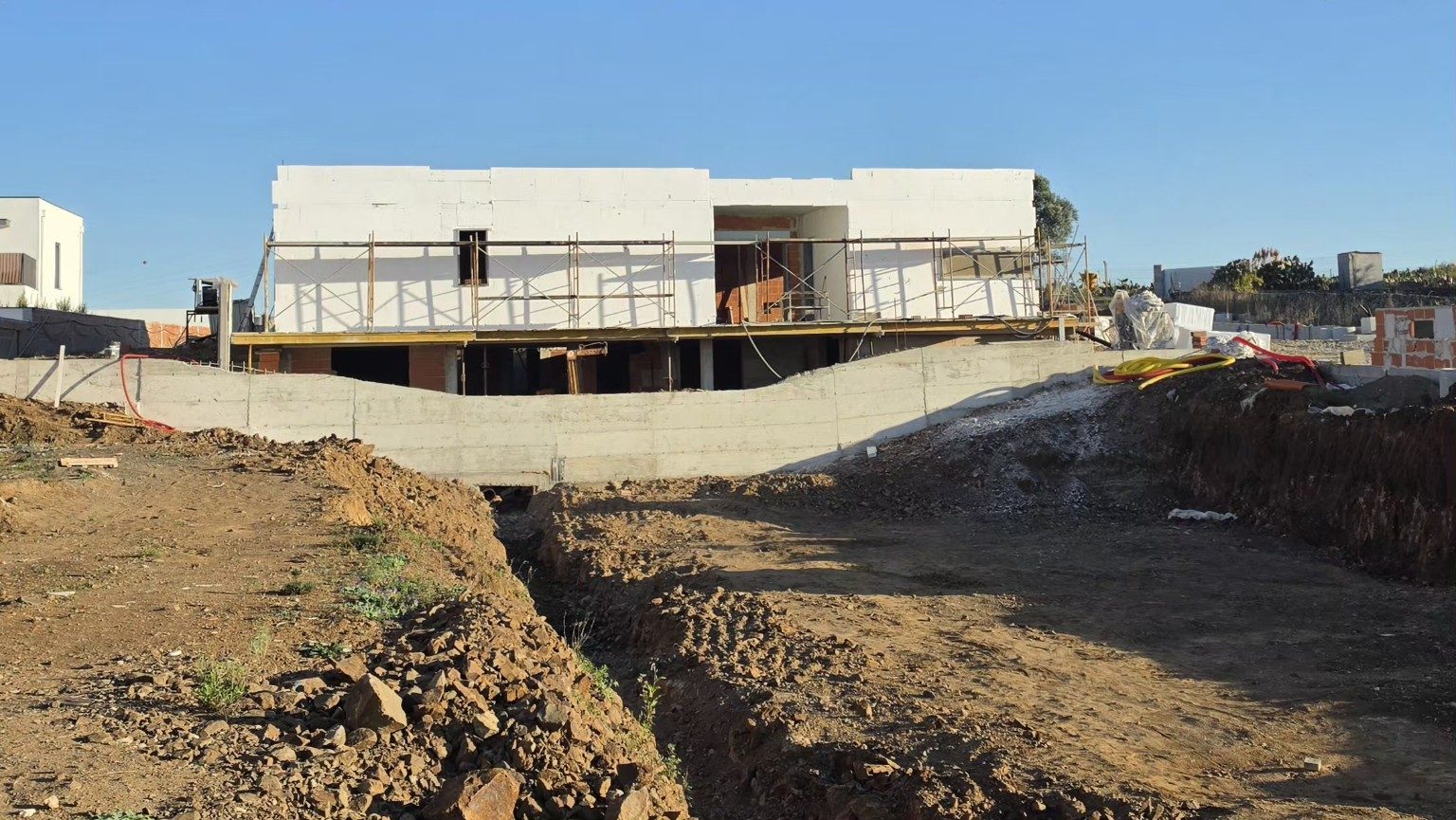 Vista geral da moradia em construção e área exterior